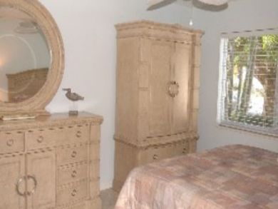 Holmes Beach 2 Bedroom Poolside Condo Sleeps 4